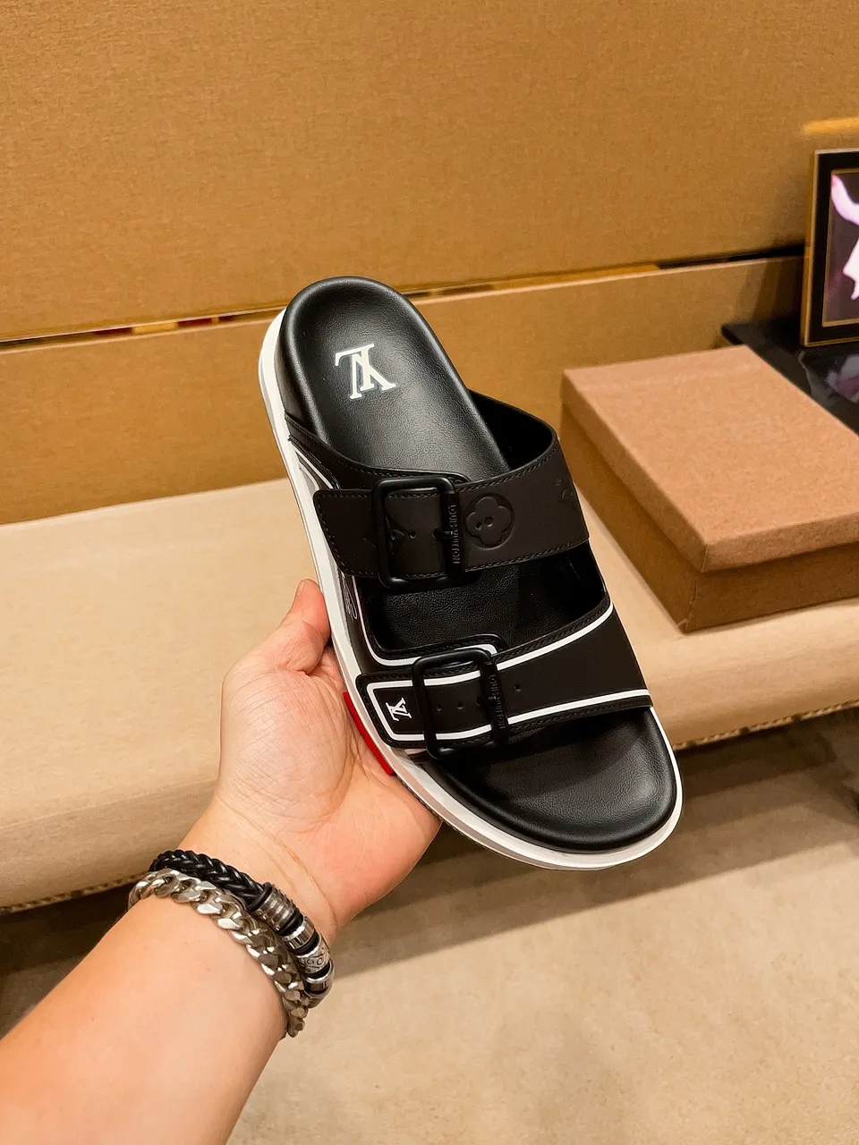 Men's shoes 💰 380 💰 New model on the market 🔥 [LV 🔥 Slippers] High-end 1:1 mold customization of first-layer cowhide, original upgraded version of the outsole, lighter and non-slip. The market's top quality, fashionable and trendy, versatile and popular, simple yet tasteful, a must-have for fashionistas, exuding a fashionable and casual atmosphere, fashion is at your feet, full of confidence, the same style at the counter 👍The season of spring and summer slippers is here, they are super beautiful to wear, 38-44, multiple colors available🔥
